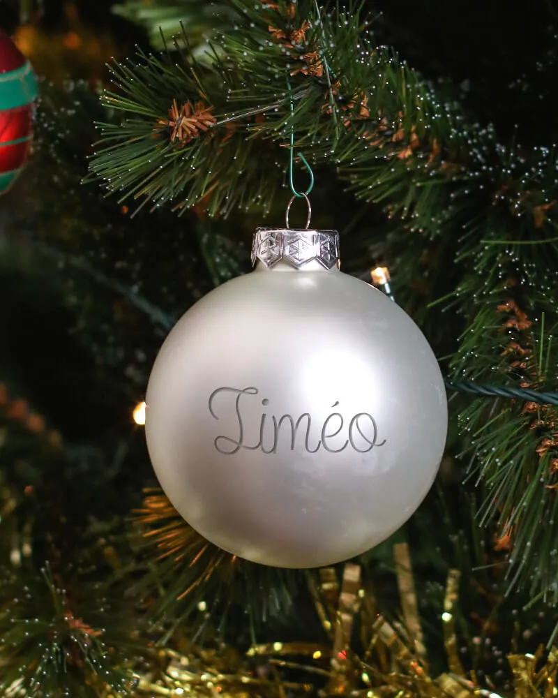 Boule de Noël argent mat personnalisée avec prénom
