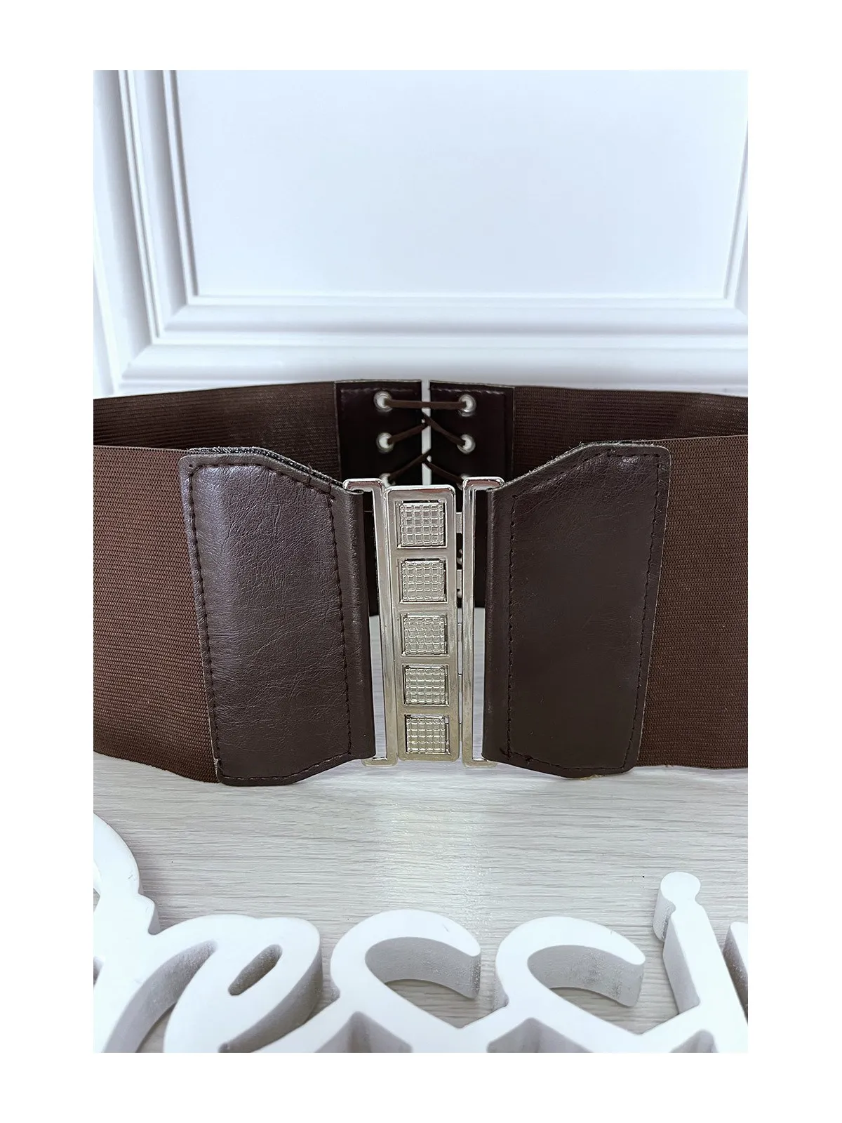 Ceinture de taille marron avec lacet au dos