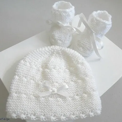 Ensemble 3 mois, fille, brassière droite bonnet et chaussons, lait, ruban écru-clair, tricot bb, layette sur commande