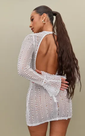 Petite Mini robe déchirée blanche ouverte dans le dos